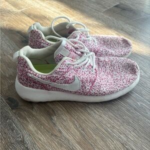Nike Women’s Pink and White Speckled Sneakers